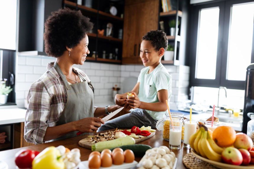 happy-mother-and-children-in-the-kitchen-healthy-f-K4G4BGN