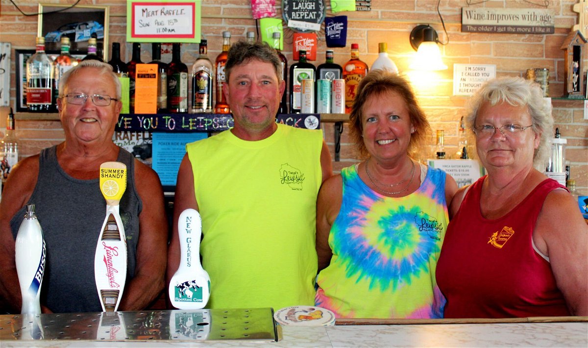 <i>TERRI PEDERSON/Daily Citizen</i><br/>The last two sets of owners of Leipsic Tavern pose behind the bar: Danny Schmitt