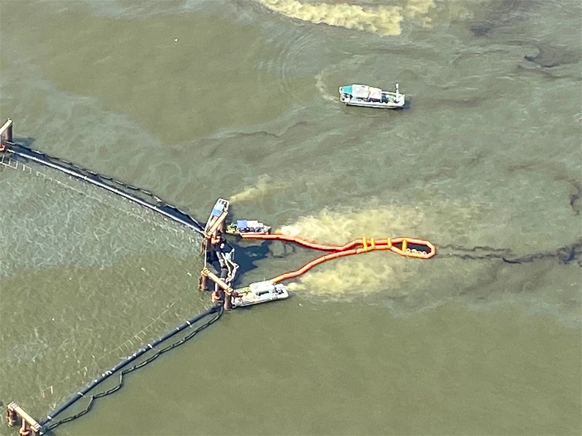 <i>St. Simons Incident Response</i><br/>Teams are working to clean up an oil spill that happened during work on the Golden Ray shipwreck near Georgia's Jekyll and St. Simons islands