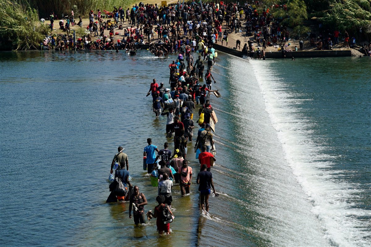 <i>Eric Gay/AP</i><br/>Thousands of migrants including families