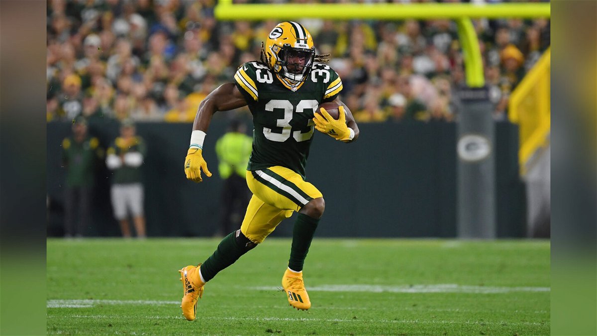 The Green Bay Packers added a pocket to Aaron Jones' jersey so he can play  while carrying his father's ashes - KESQ