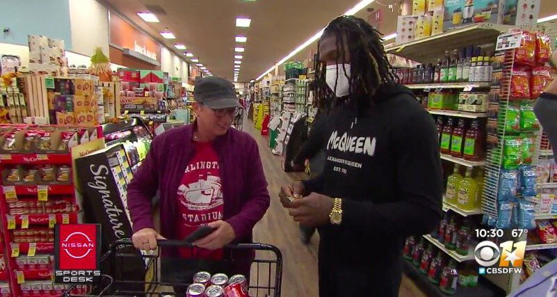 Dallas Cowboys receiver CeeDee Lamb gets into holiday spirit