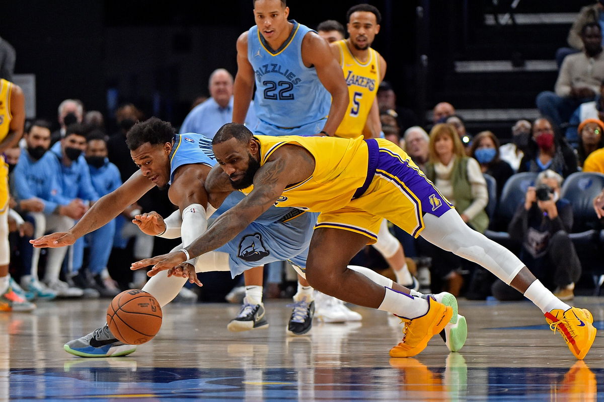 Jim Jackson of the Los Angeles Lakers stands on the court during the  News Photo - Getty Images