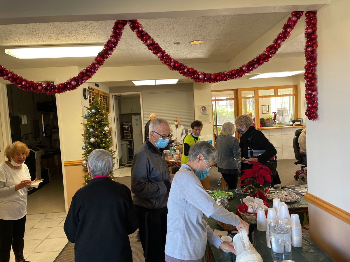 Joslyn Center spreads holiday cheer to homebound seniors KESQ