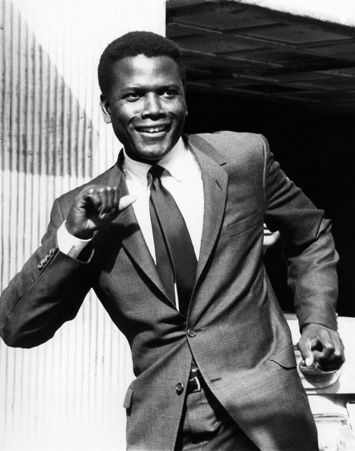 To sir, with love: Entertainers and activists pay tribute to Sidney Poitier  - KESQ