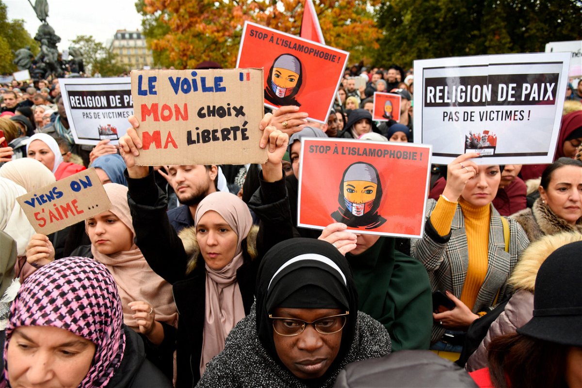 Vogue France dit « oui au hijab ».  Certaines femmes musulmanes ne sont pas heureuses