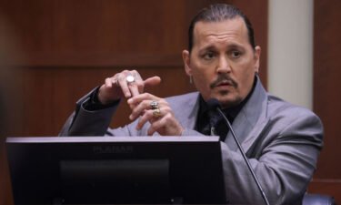 Johnny Depp displays the middle finger of his hand in court