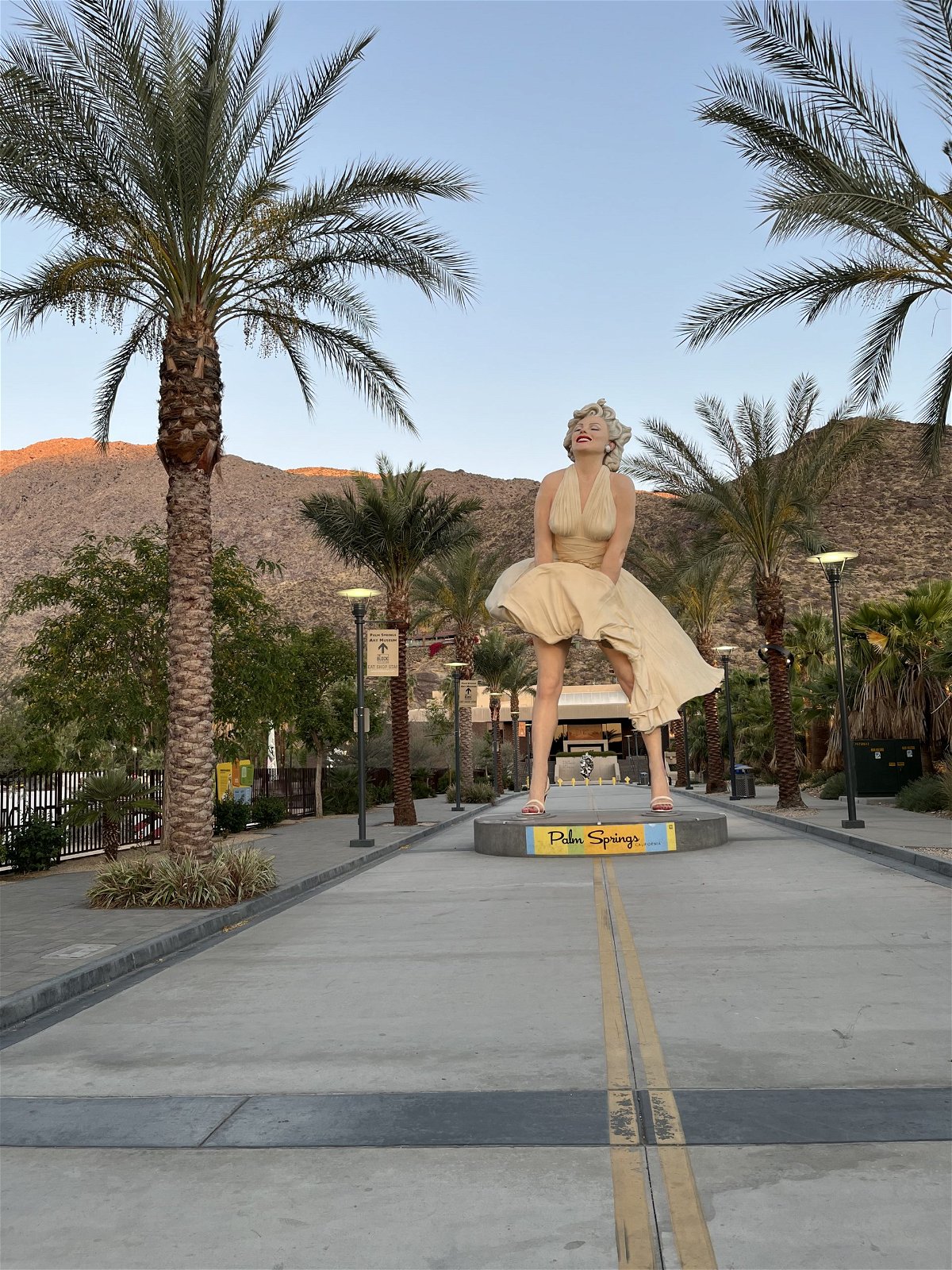 It's all about her when you are in Palm Springs #MarilynMonroe 💖 # palmsprings #palmspringspride #palmspringsstyle #pink #prettyinpink