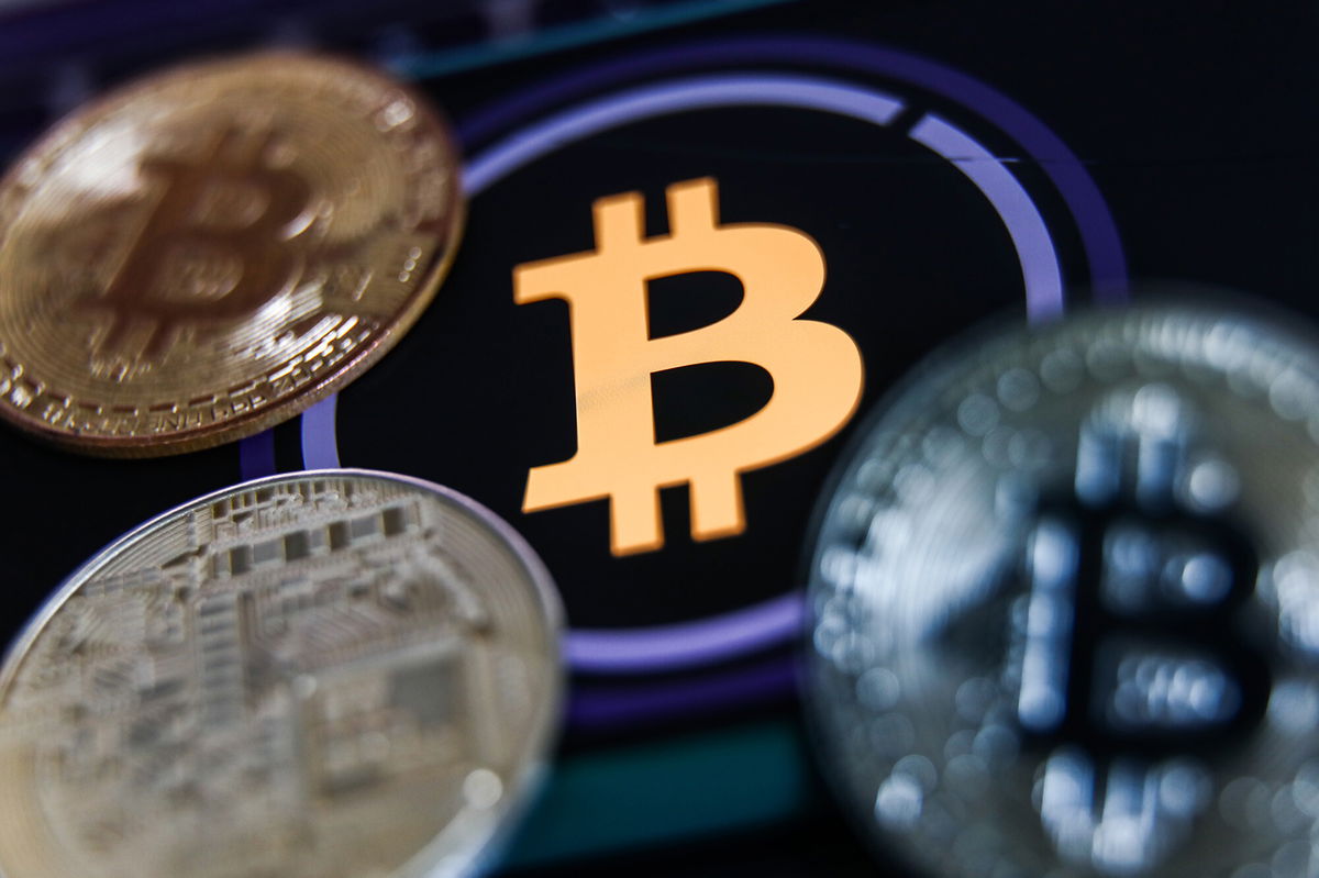 <i>Jakub Porzycki/NurPhoto/Getty Images</i><br/>Bitcoin continues to tumble to trade just above $20