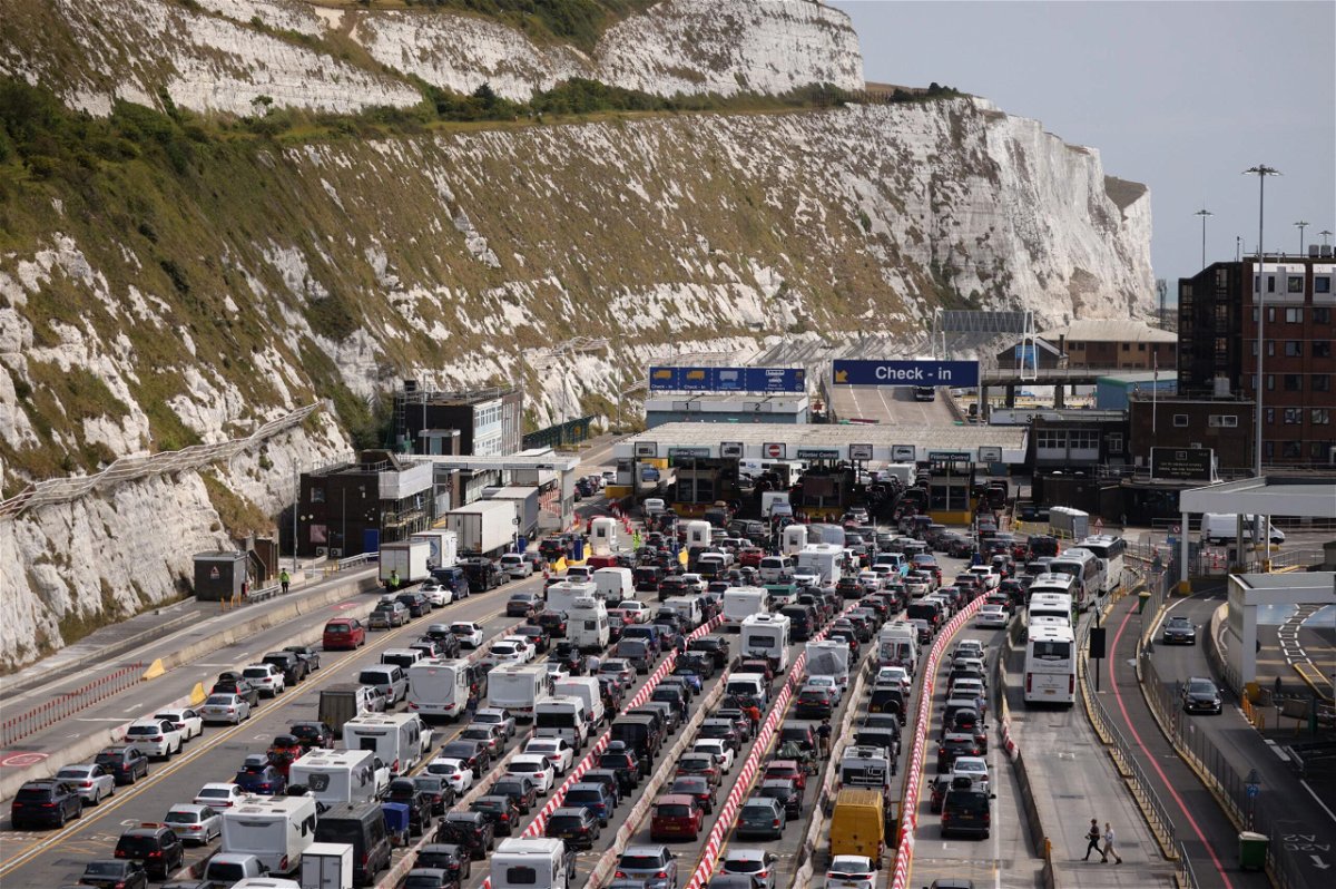 Le Brexit est blâmé pour les retards alors que les chauffeurs de camion et les voyageurs britanniques font face à une impasse à Douvres