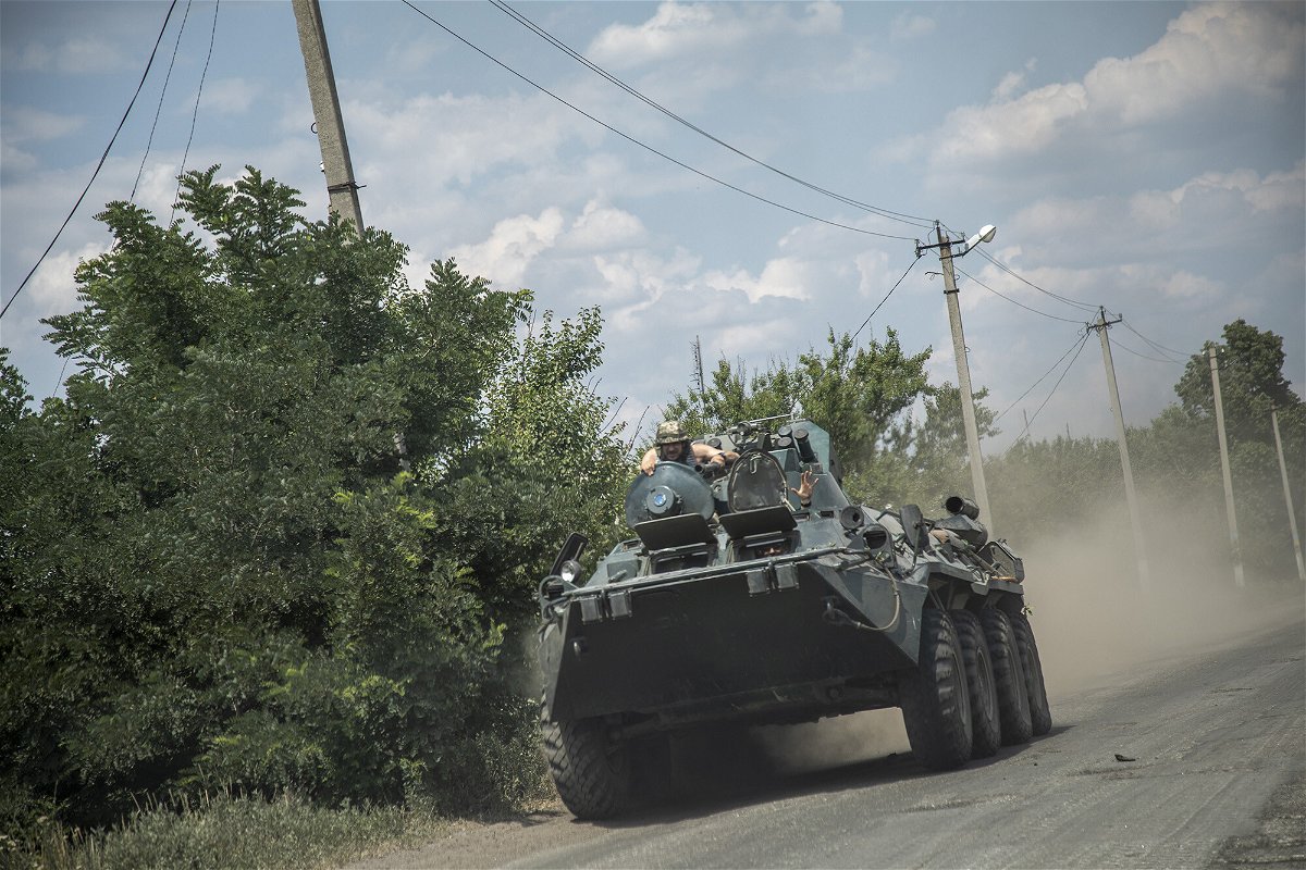 <i>Narciso Contreras/Anadolu Agency/Getty Images</i><br/>Ukrainian servicemen are seen riding on top of a tank towards the battlefield in Siversk frontline