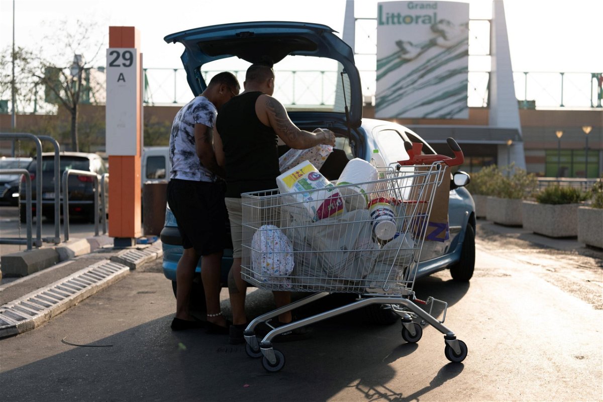 <i>Jeremy Sukur/Bloomberg/Getty Images</i><br/>Customers load shopping into their vehicle in the parking lot of the Carrefour SA hypermarket in the Grand Littoral retail park in Marseille