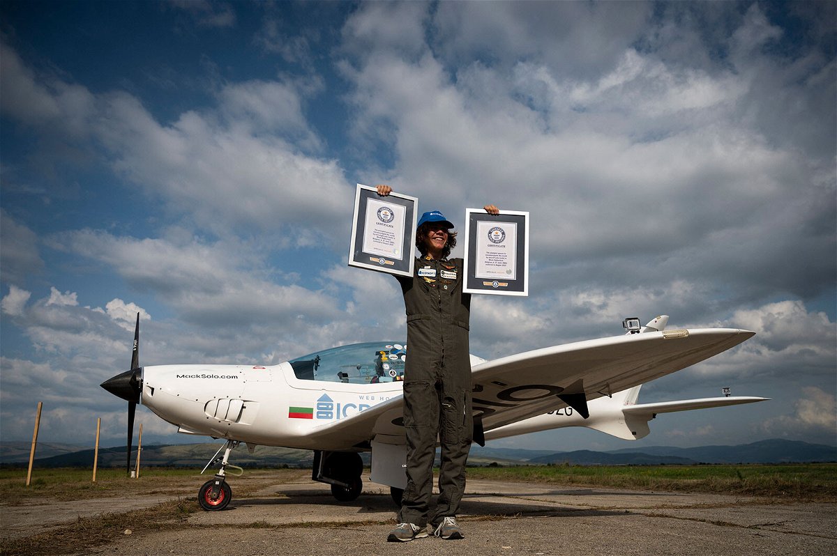 Тийнейджър пилот става най-младият човек, летял сам около света