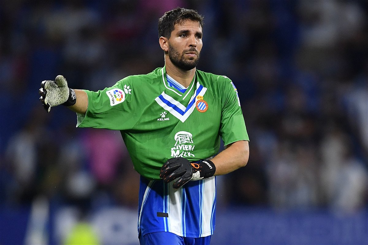 <i>PAU BARRENA/AFP/AFP via Getty Images</i><br/>Espanyol defender Leandro Cabrera puts on the goalkeeper jersey for the final minutes of the match.