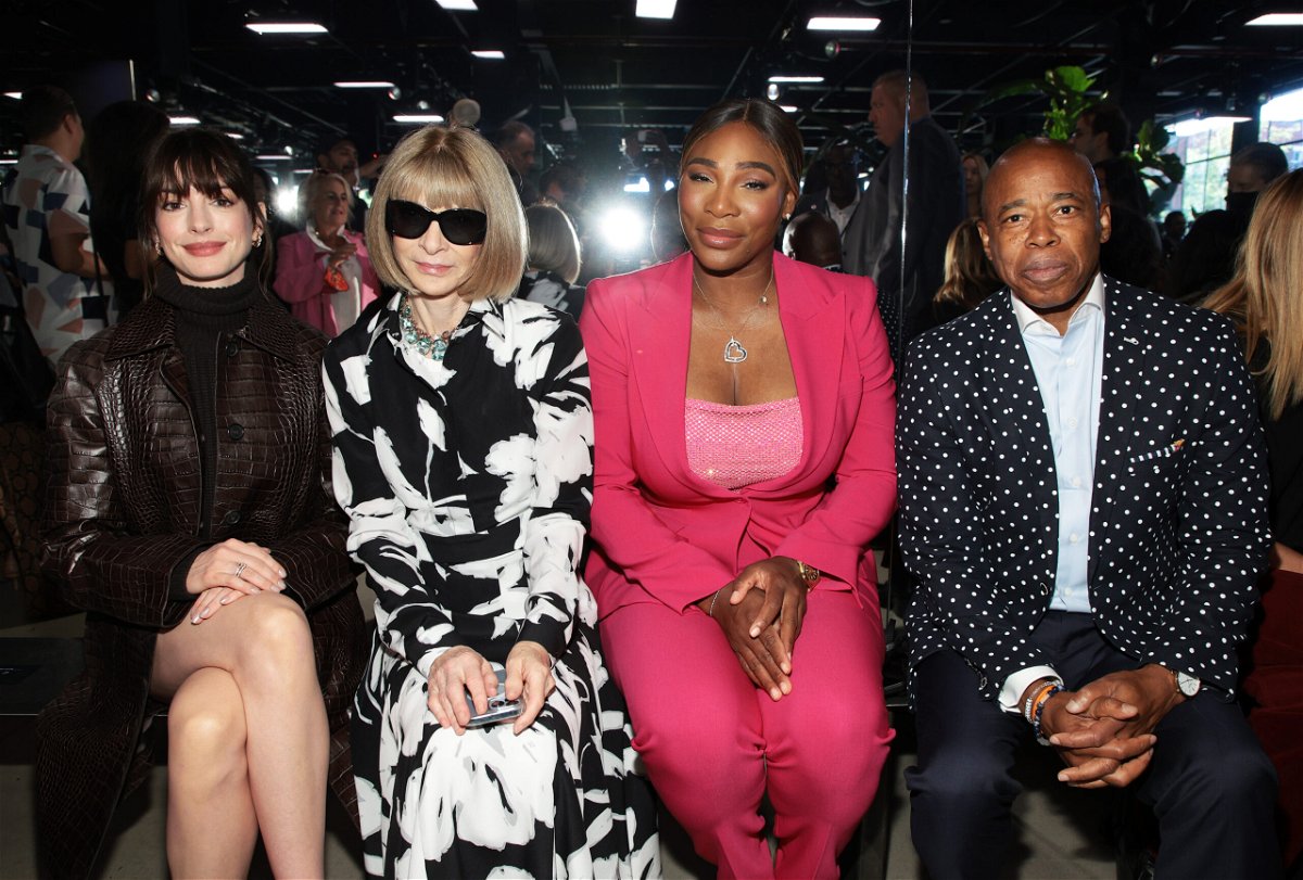 Look of the Week: Anne Hathaway's 'The Devil Wears Prada' moment at New  York Fashion Week - KESQ
