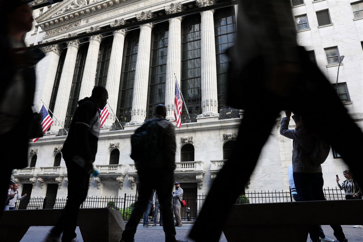 <i>Spencer Platt/Getty Images</i><br/>Stocks pulled back October 5 as a fresh batch of economic data revealed continued strength in the job market and America's services sector. That's led to new worries that the Federal Reserve's aggressive rate hikes