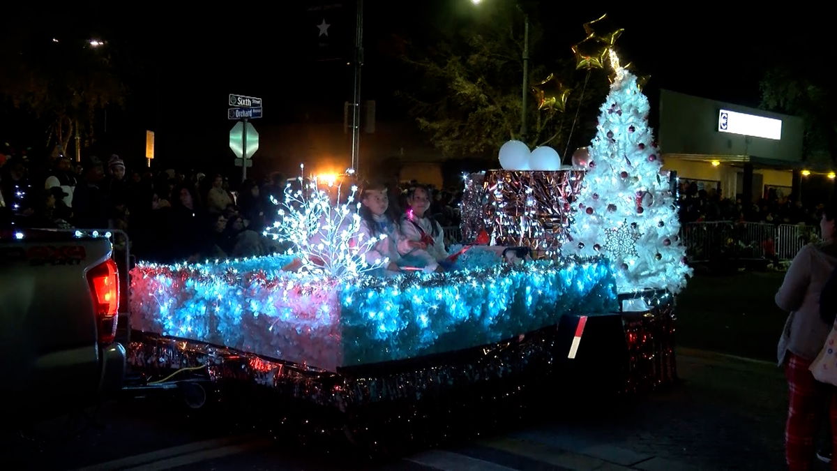 Realizan colorido desfile de Navidad en la Ciudad de Coachella KESQ