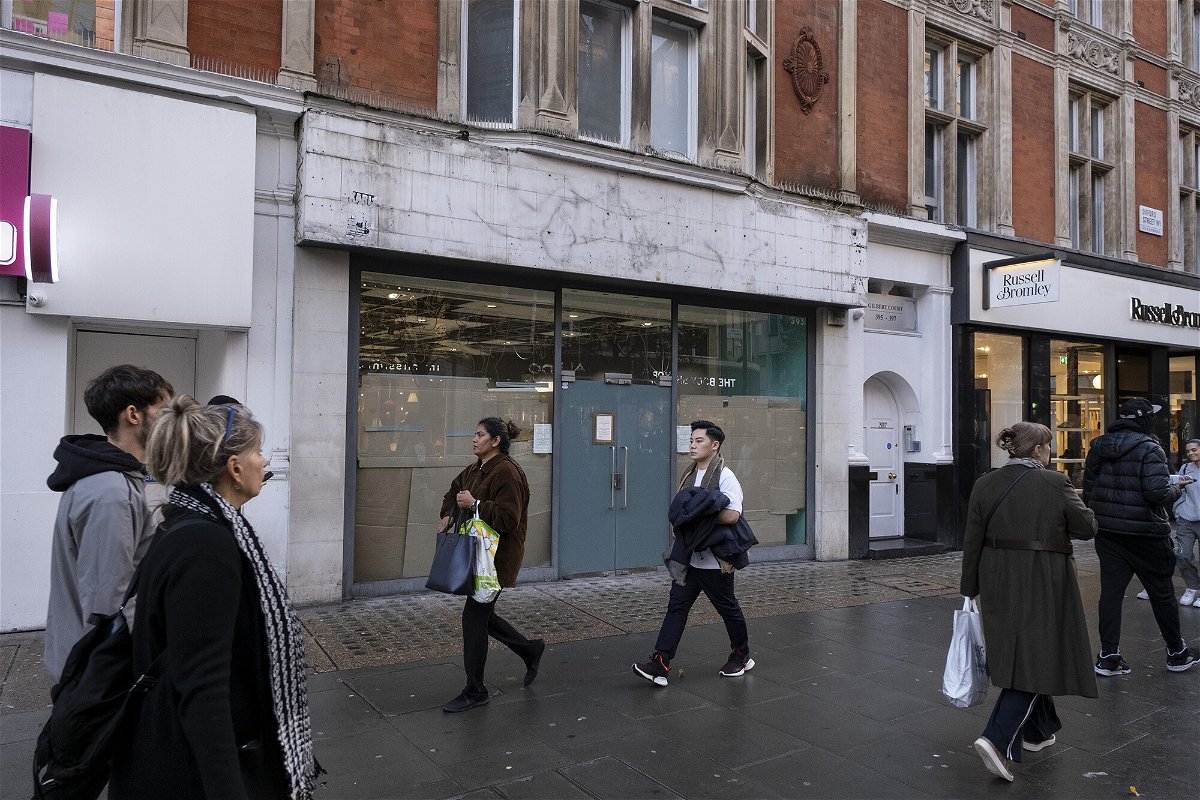 <i>Mike Kemp/In Pictures/Getty Images</i><br/>Shoppers pass a closed down retail shop space on Oxford Street in London