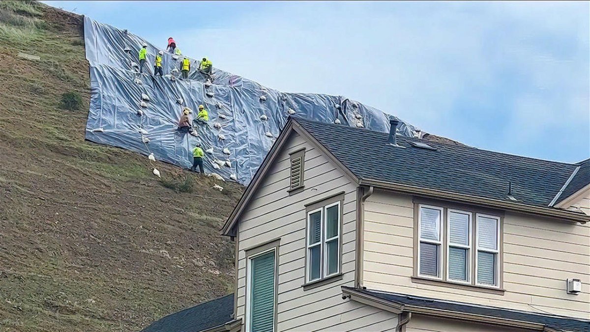 <i>KPIX</i><br/>A crack in a hillside forced the evacuation of 15 homes in the Seacliff neighborhood.