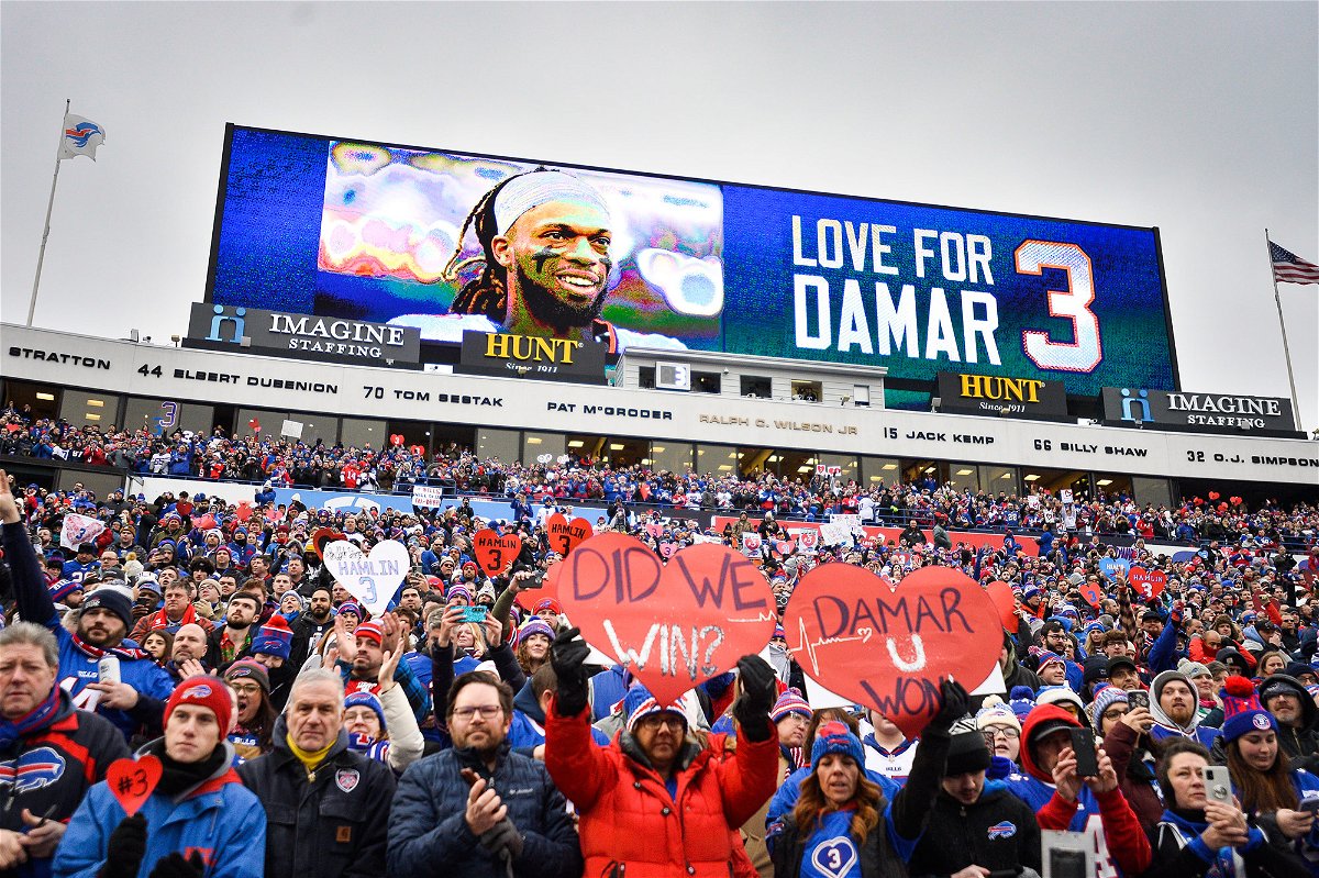 Damar Hamlin posts photo from hospital bed and live-tweets Buffalo Bills  game a week after his collapse - KESQ
