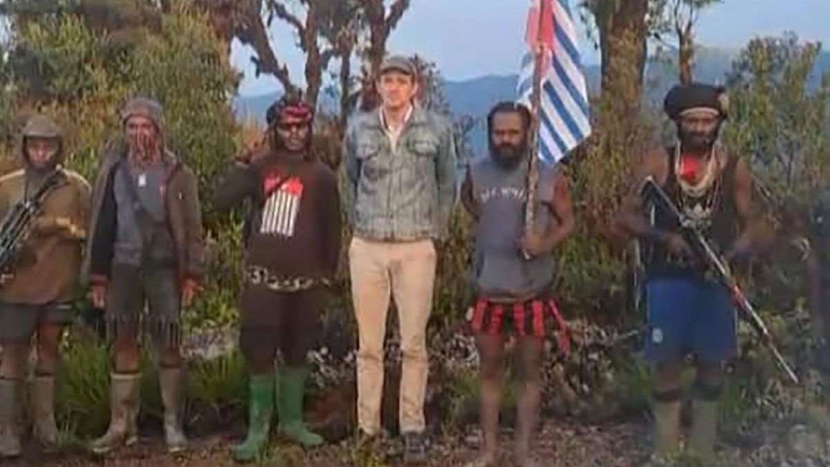 New Zealand hostage pilot appears in photos with armed West Papua ...