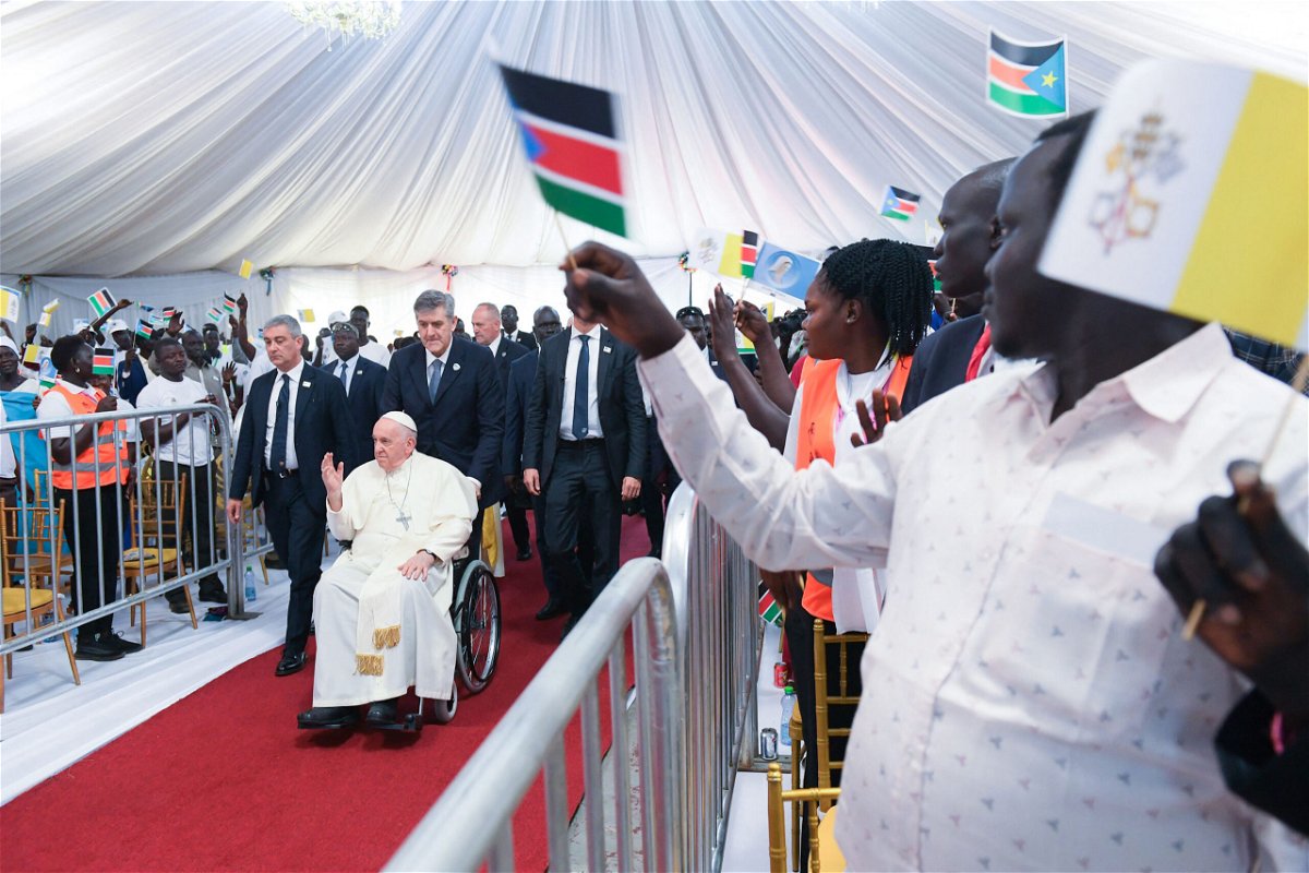 <i>Simon Maina/AFP/Getty Images</i><br/>Attendees cheer as Pope Francis