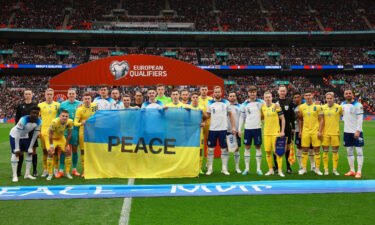 Players from both side's pose for a photograph with a Ukraine flag with the word Peace on prior to the Euro 2024 qualifying match on March 26