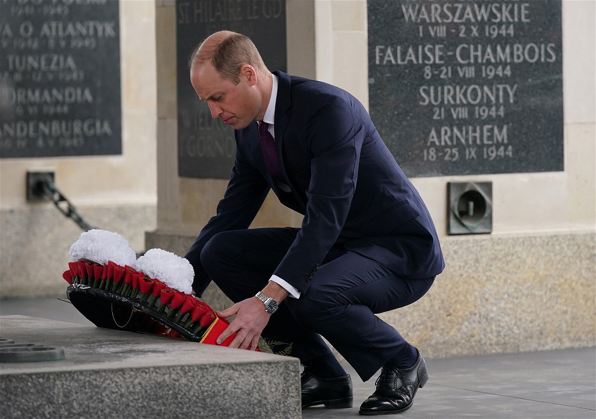 <i>Yui Mok/Getty Images</i><br/>William lays a wreath at the Tomb of the Unknown Soldier