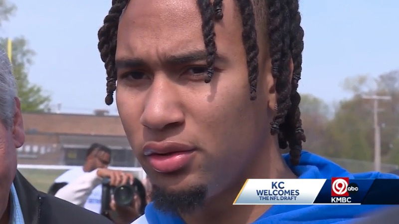 NFL Draft's Top 17 prospects hang out with Kansas City elementary school  students - KESQ