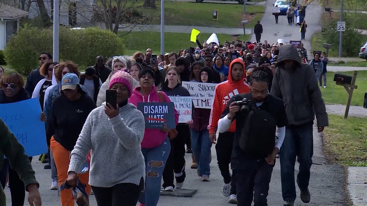 <i>KMBC</i><br/>Protesters gather in Kansas City after Ralph Paul Yarl's shooting.