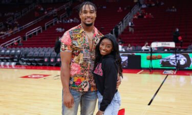 Simone Biles and Jonathan Owens attend a game between the Houston Rockets and the Los Angeles Lakers on December 28