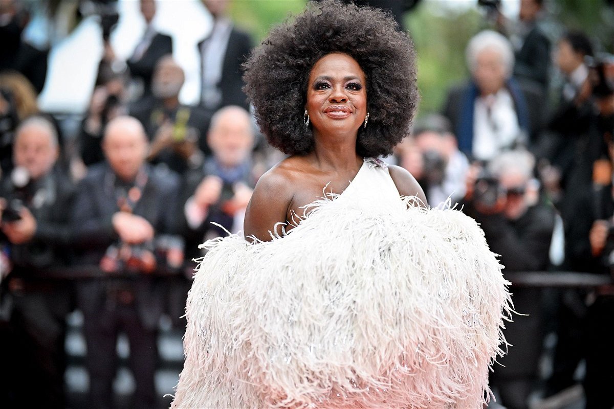<i></i><br/>Viola Davis arrived in a Valentino couture feathered cape and white off-the-shoulder dress.