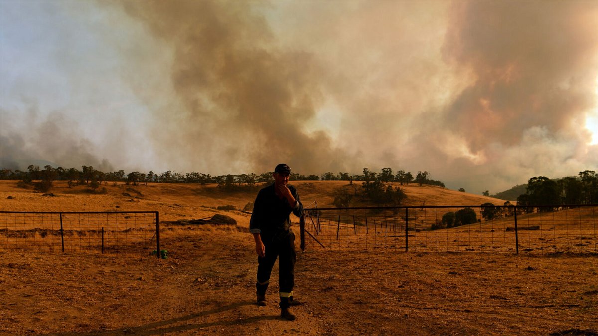 <i>Sam Mooy/Getty Images</i><br/>Bushfires engulf the town of Tumbarumba