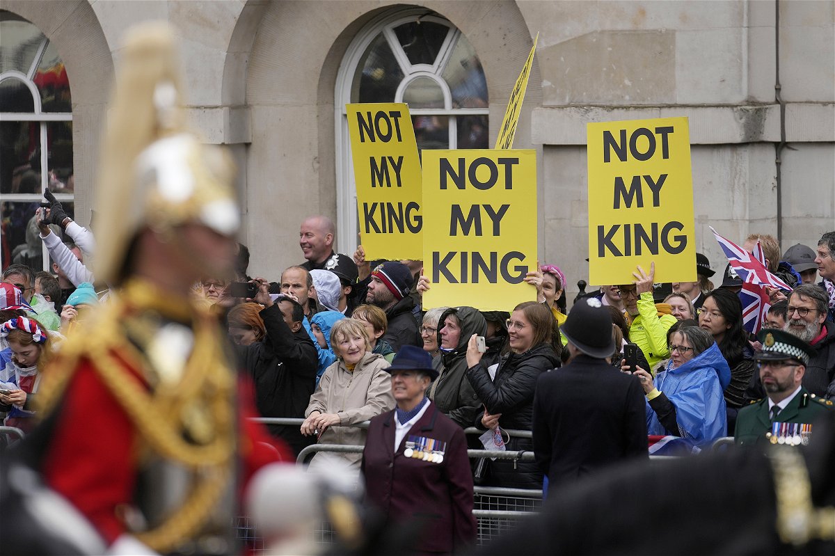 <i>Mosa'ab Elshamy/AP</i><br/>The procession accompanying Britain's King Charles III and Queen Camilla towards Buckingham Palace moves past anti-monarchist