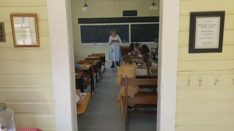 <i></i><br/>The school program is set in the 1920s