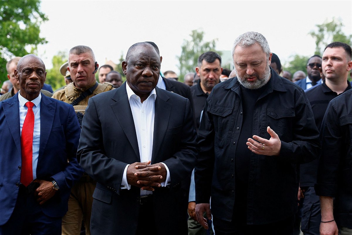 <i>Valentyn Ogirenko/Reuters</i><br/>South African President Cyril Ramaphosa and Ukraine's Prosecutor General Andriy Kostin visit a site of a mass grave