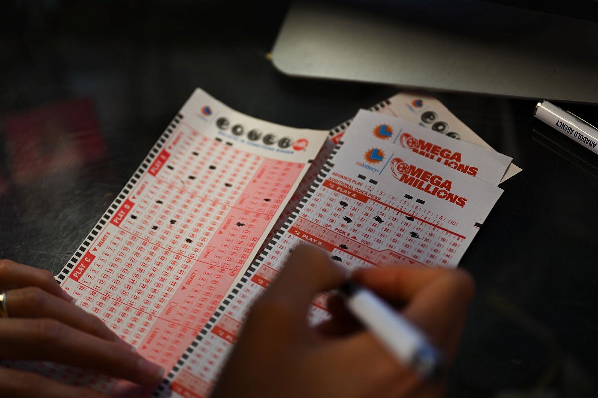 <i>Tayfun Coskun/Anadolu Agency/Getty Images</i><br/>A person plays lottery at a store as US Powerball jackpot grand prize grew to a whopping $1 billion after no ticket got all six numbers in San Mateo