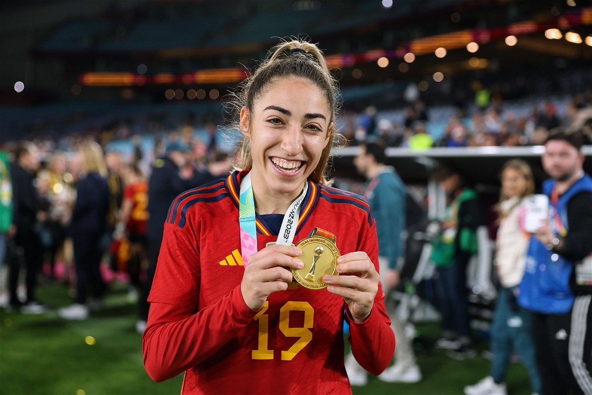<i>Patricia Pérez Ferraro/SOPA Images/Shutterstock</i><br/>Carmona shows her winner's medal at the Women's World Cup final on August 20.