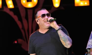 Steve Harwell of Smash Mouth has died.