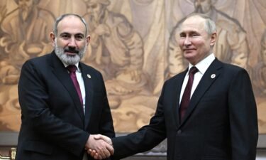 Russian President Vladimir Putin met Armenian Prime Minister Nikol Pashinyan in Bishkek