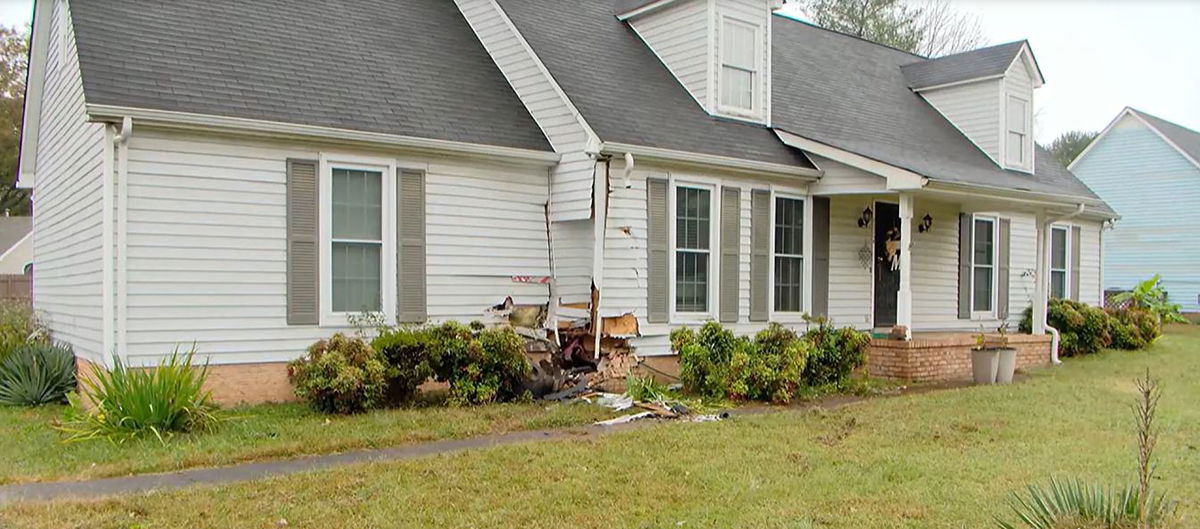 <i></i><br/>A Murfreesboro family must find a temporary place to stay after a vehicle crashed into their home.