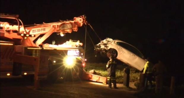 <i>KPIX</i><br/>A tow truck retrieves a car after it drove off a cliff near Pescadero State Beach