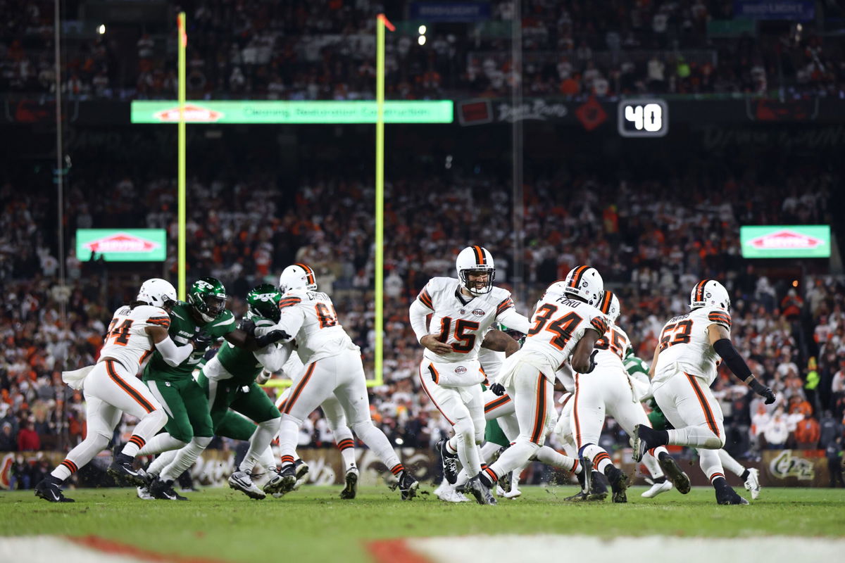 <i>Scott Galvin/USA Today Sports/Reuters</i><br/>Cleveland Browns quarterback Joe Flacco (15) hands off to running back Jerome Ford (34) during the first half against the New York Jets at Cleveland Browns Stadium on Dec 28