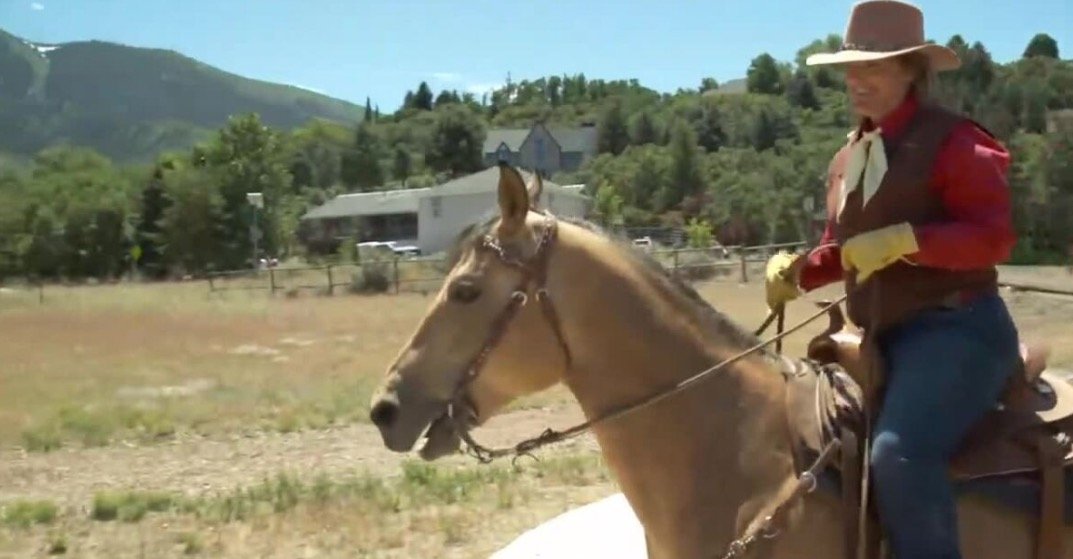 <i>KSTU via CNN Newsource</i><br/>Sandy Mayor Monica Zoltanski and her horse