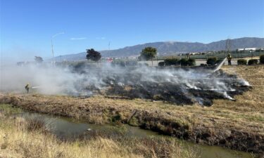 Un vídeo muestra a un hombre alejándose del fuego desatado en la calle Roy Díaz de Salinas