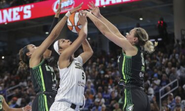 Reese defends the Lynx's Napheesa Collier.