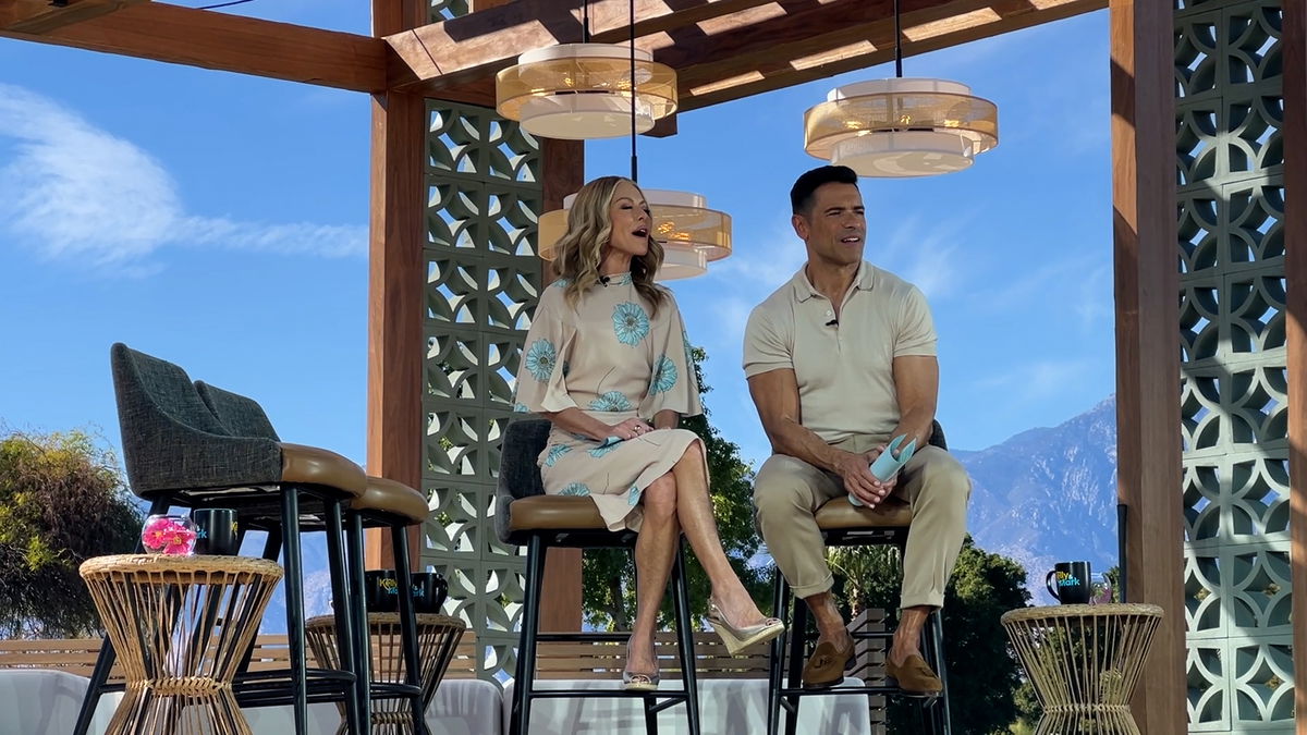 An inside look at 'Live with Kelly and Mark', after the show films four  episodes in greater Palm Springs - KESQ