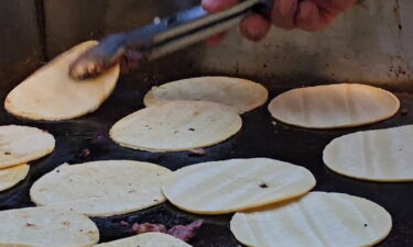 Vendedor de tacos en Las Lomas es asaltado y apuñalado