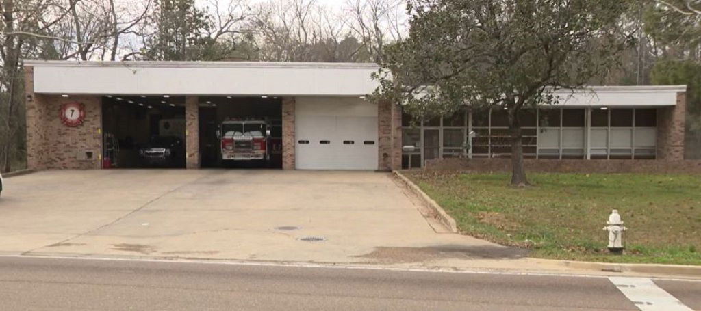 <i>WAPT via CNN Newsource</i><br/>Jackson firefighters are urging the city to address poor living conditions at their stations