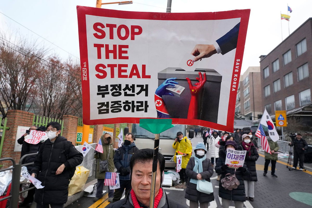 <i>Daniel Ceng/Anadolu/Getty Images via CNN Newsource</i><br/>Protesters with both American and South Korean flags and 'Stop the Steal' placards gather to show support for the impeached-President Yoon Suk Yeol